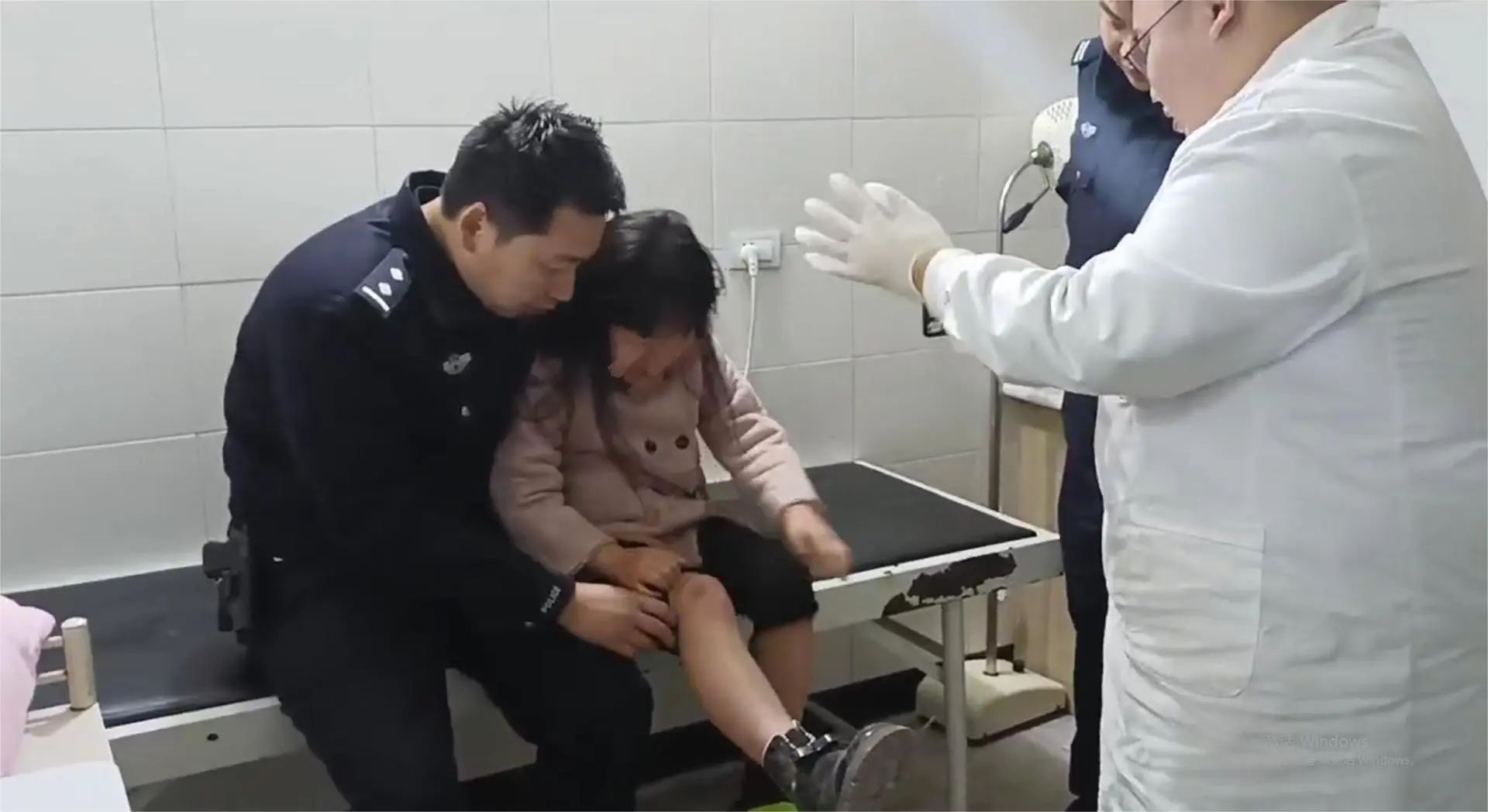 情况紧急！宜宾一排水沟内传来小孩哭声…-2.jpg