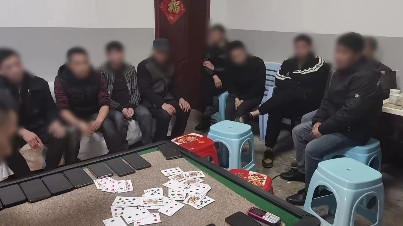 视频曝光！宜宾22人聚众赌博！跟警察躲猫猫…-2.jpg