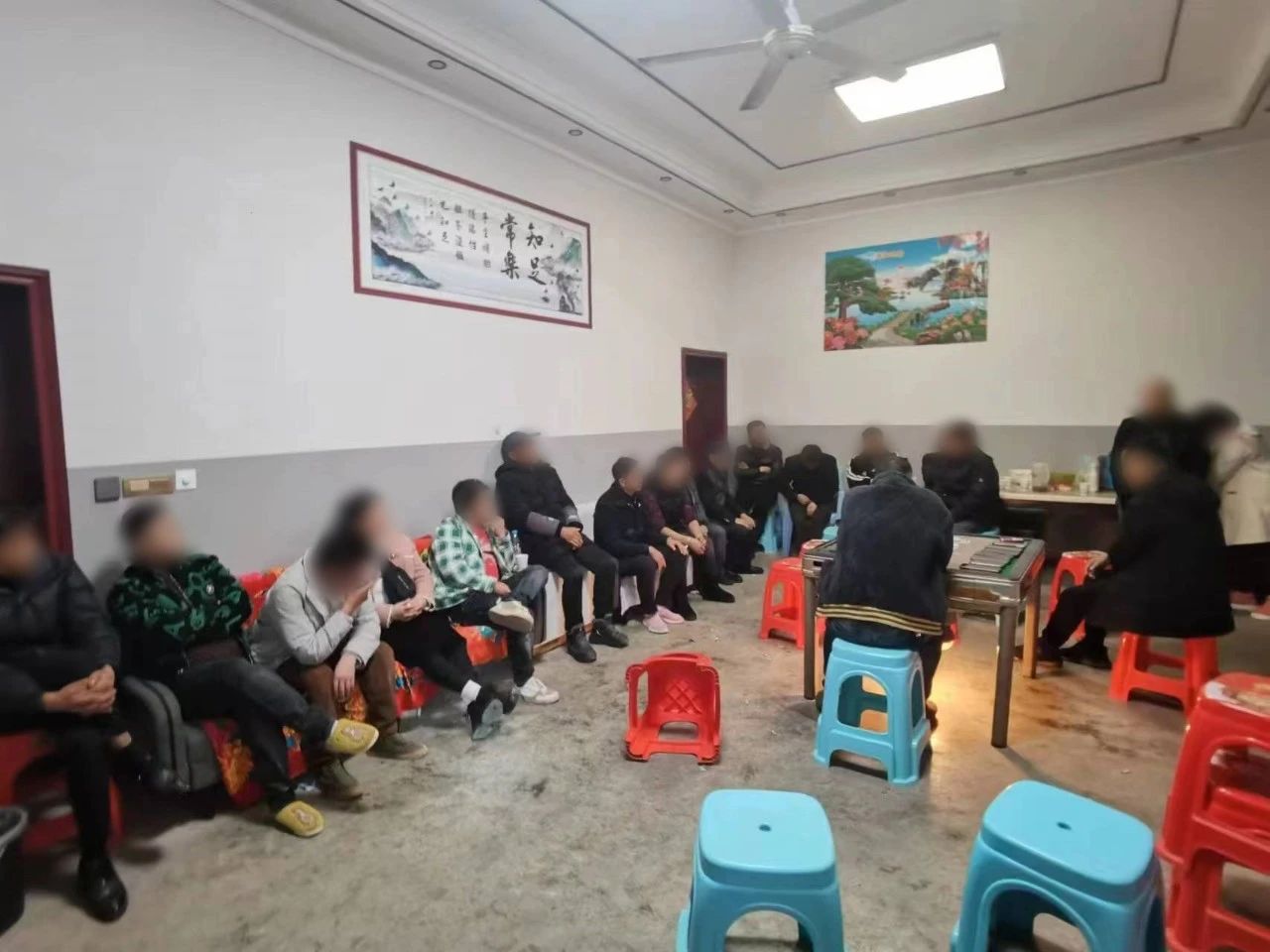 视频曝光！宜宾22人聚众赌博！跟警察躲猫猫…-1.jpg