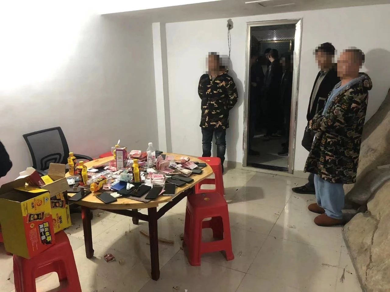 宜宾一茶馆10人赌博被抓，桌上都是钱！-3.jpg