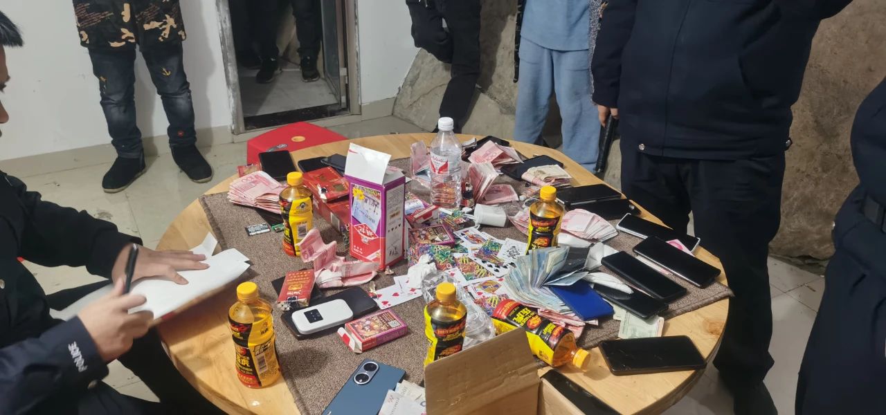 宜宾一茶馆10人赌博被抓，桌上都是钱！-2.jpg
