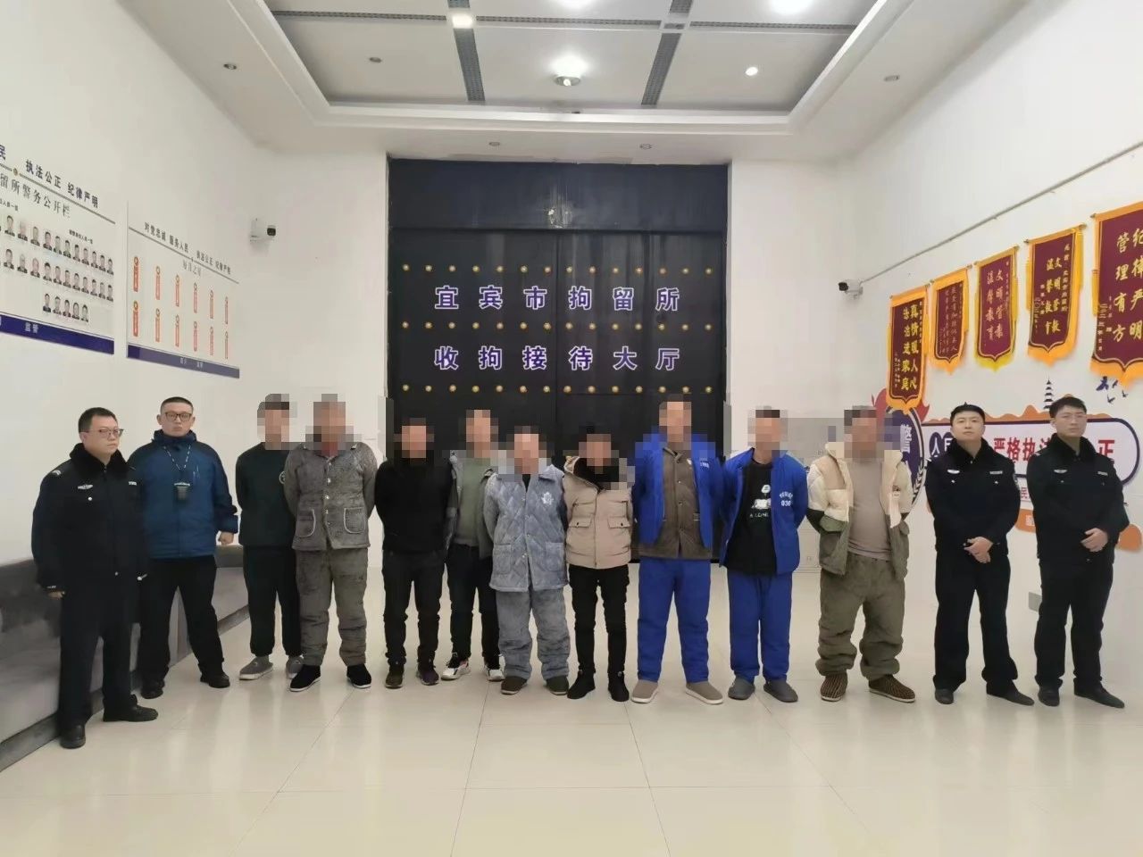 宜宾一茶馆10人赌博被抓，桌上都是钱！-1.jpg