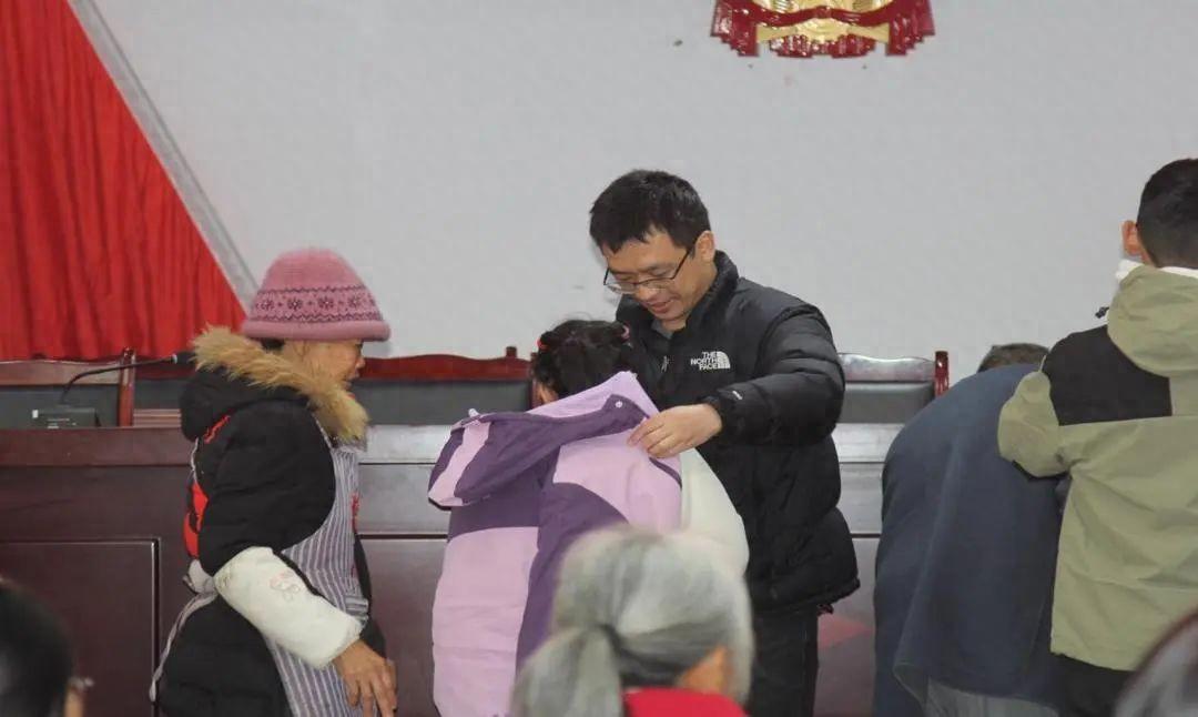 传递爱心，温暖寒冬：长宁县新联会慰问困境儿童活动-1.jpg