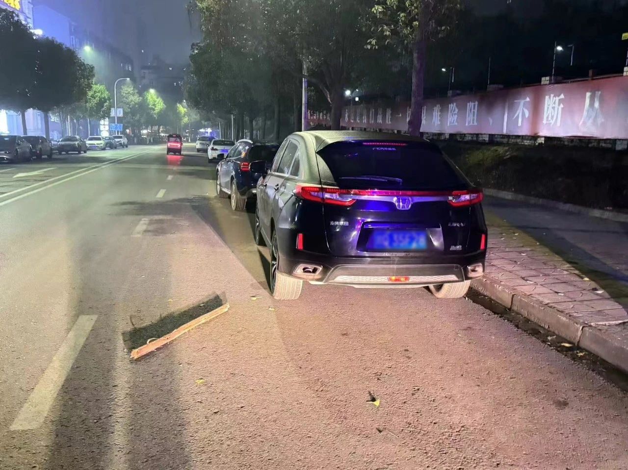 宜宾一男子为情所困，喝酒后泄愤！打树、砸车…-1.jpg