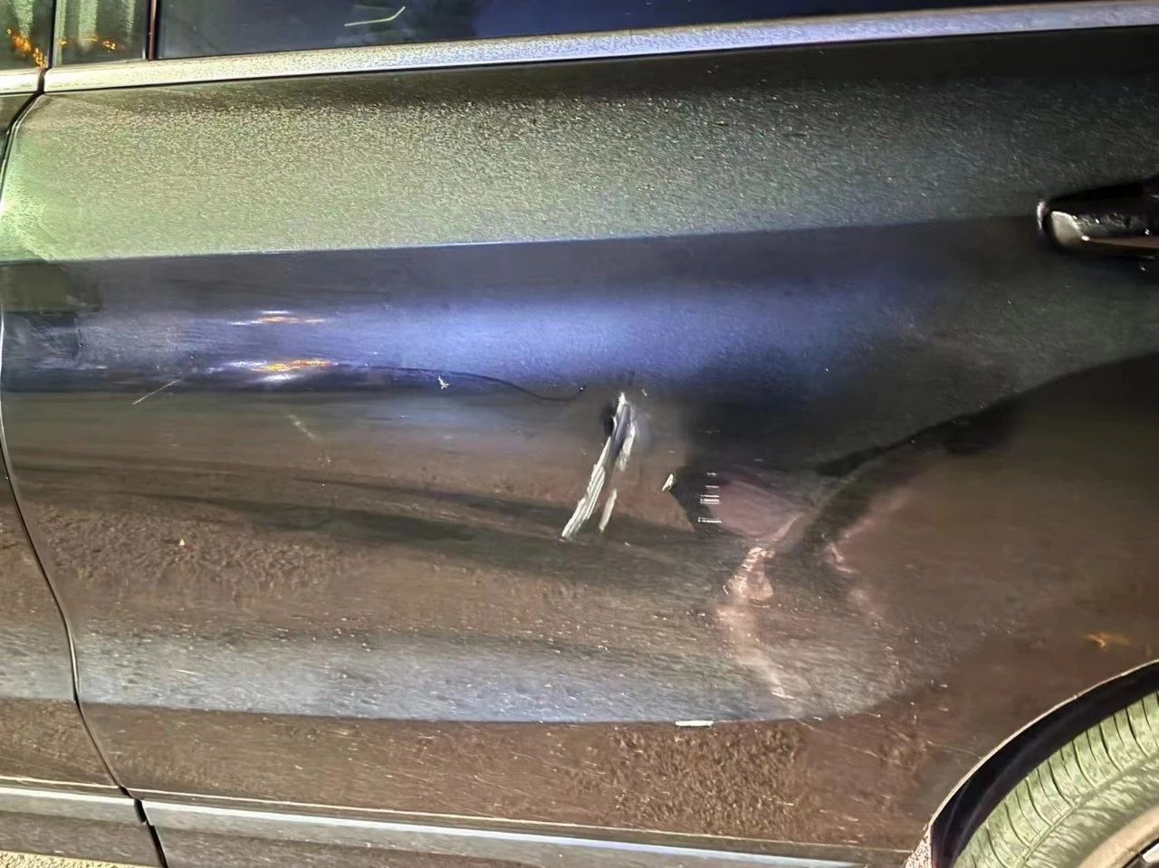 宜宾一男子为情所困，喝酒后泄愤！打树、砸车…-2.jpg