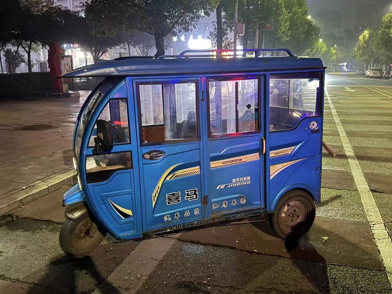 宜宾一男子为情所困，喝酒后泄愤！打树、砸车…-3.jpg