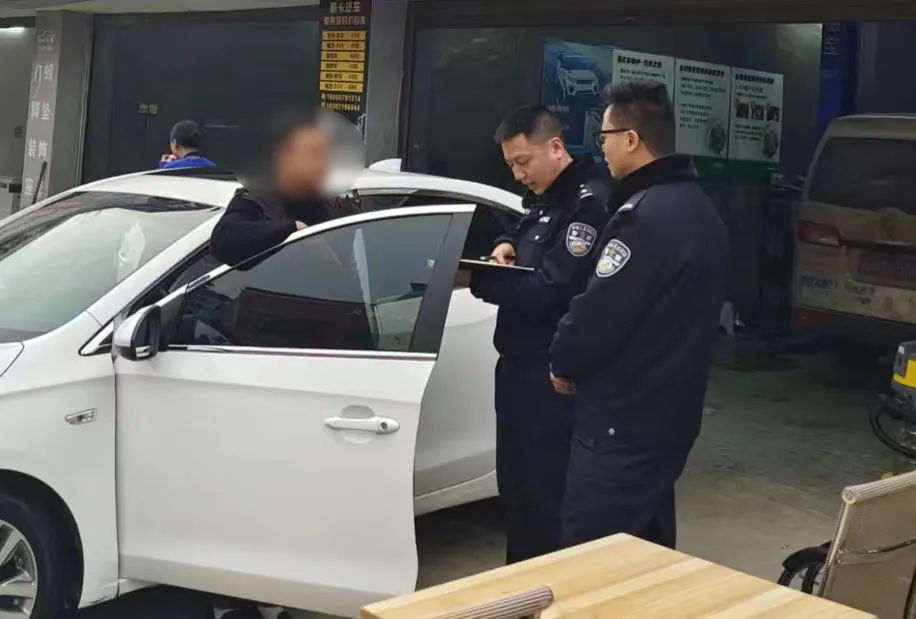 宜宾一男子为情所困，喝酒后泄愤！打树、砸车…-4.jpg