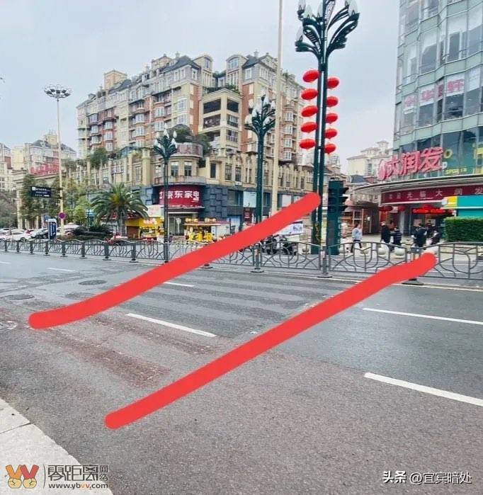 宜宾 300 米道路设 3 处红绿灯引热议，车主叫苦不迭，刚刚有人翻越栏杆-2.jpg