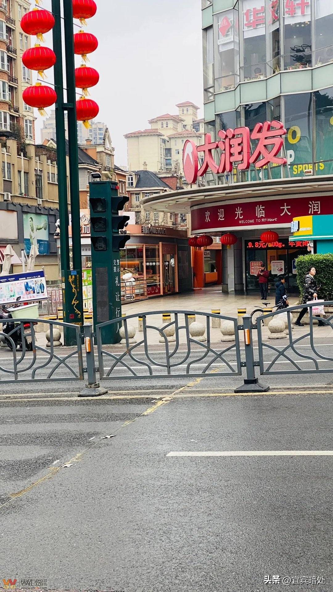 宜宾 300 米道路设 3 处红绿灯引热议，车主叫苦不迭，刚刚有人翻越栏杆-4.jpg