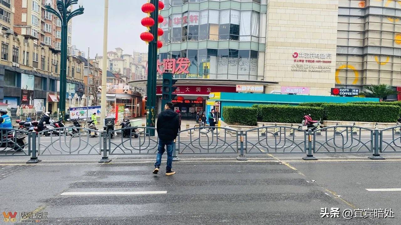 宜宾 300 米道路设 3 处红绿灯引热议，车主叫苦不迭，刚刚有人翻越栏杆-5.jpg