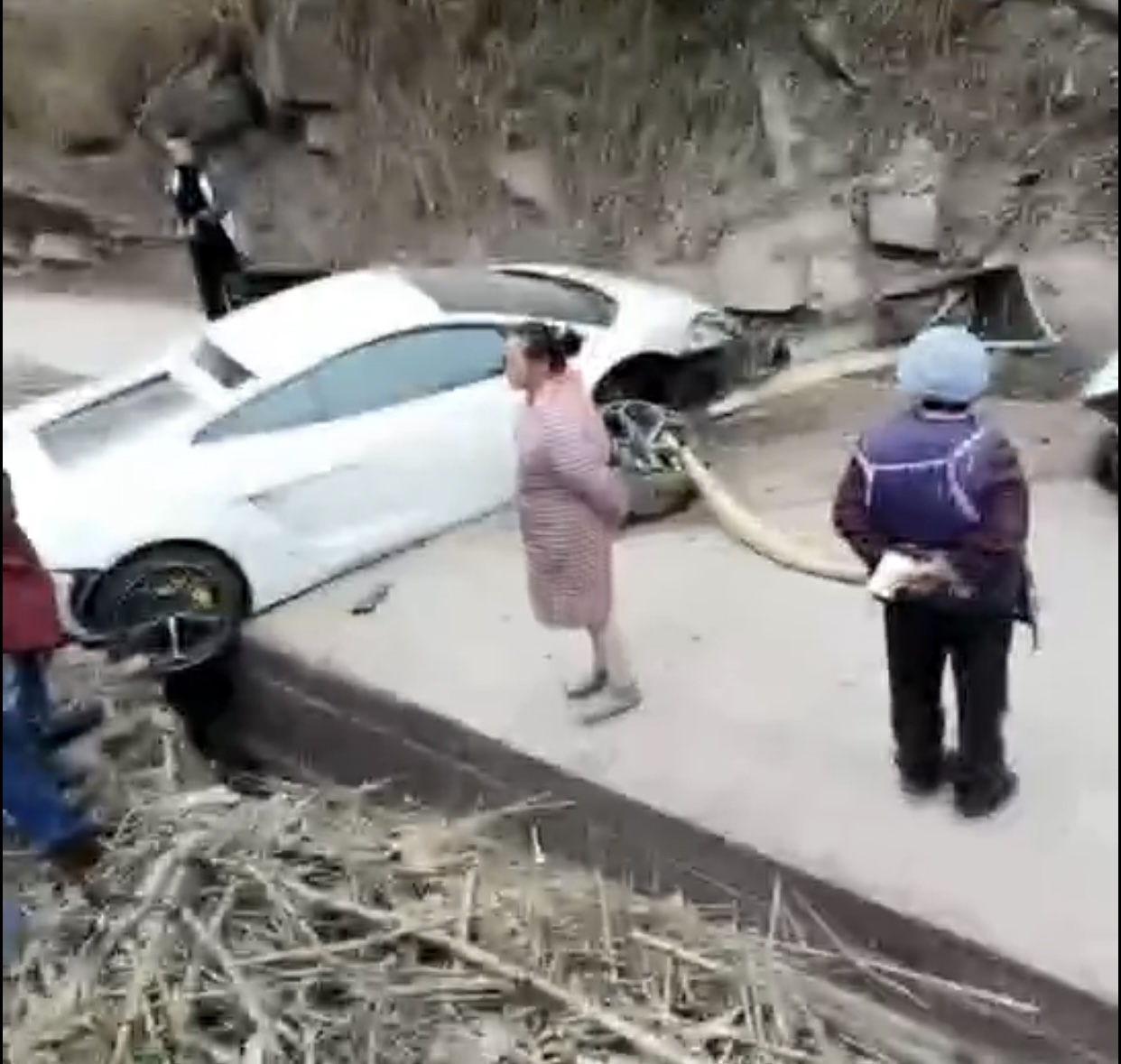 宜宾小伙开兰博基尼回村，竟然遇到这种事…-1.jpeg