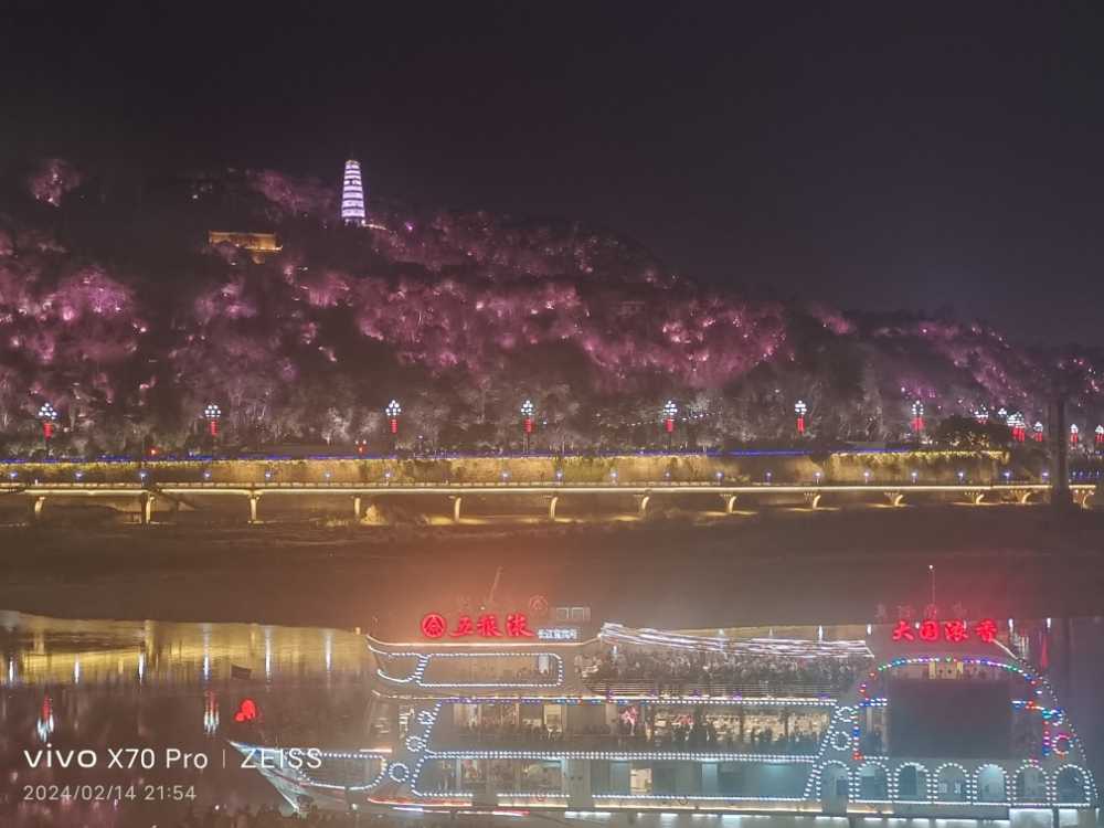 夜航这两天价格每人98加之人又多，游船胜邮船-1.jpg