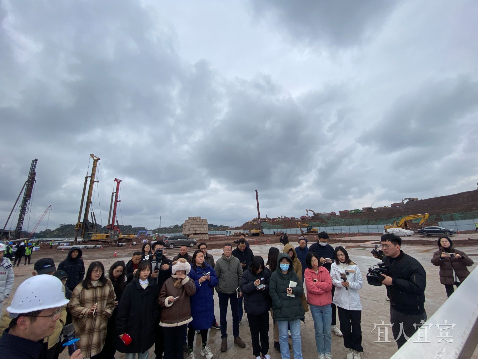 “万千气象看四川”大型主题采访活动走进宜宾储能产业园-1.jpg