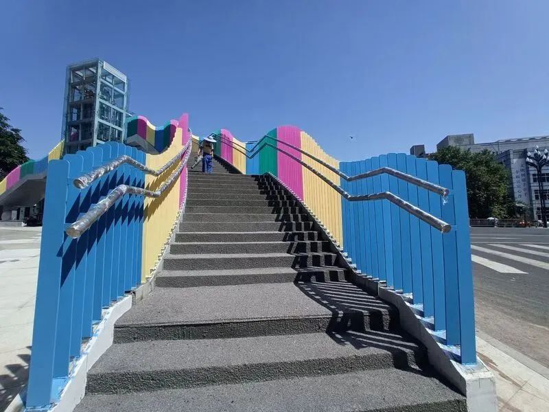 桥上居然安装了电梯！彩虹桥上的“电梯”你坐过没？-2.jpg