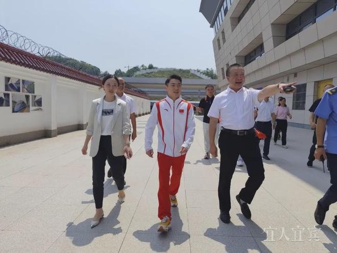 全城的士亮灯！宜宾骄傲！奥运冠军回家了......-1.jpg