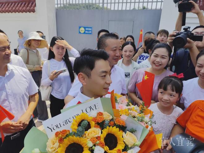 全城的士亮灯！宜宾骄傲！奥运冠军回家了......-2.jpg