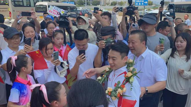 全城的士亮灯！宜宾骄傲！奥运冠军回家了......-5.jpg