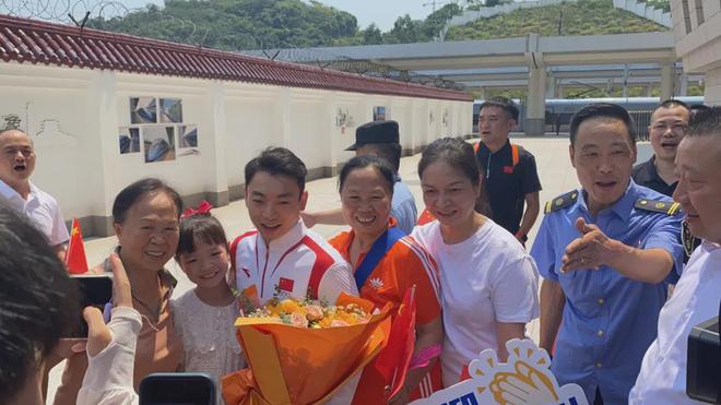 全城的士亮灯！宜宾骄傲！奥运冠军回家了......-4.jpg
