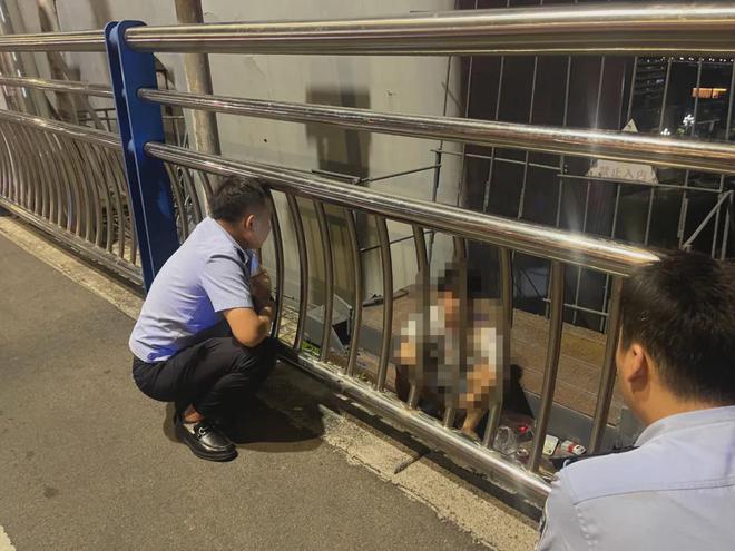 宜宾一男子欲跳桥轻生！竟被一罐可乐......-2.jpg