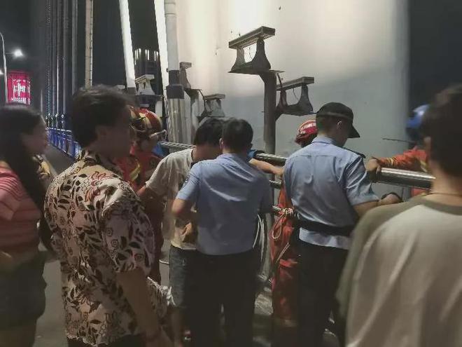 宜宾一男子欲跳桥轻生！竟被一罐可乐......-3.jpg