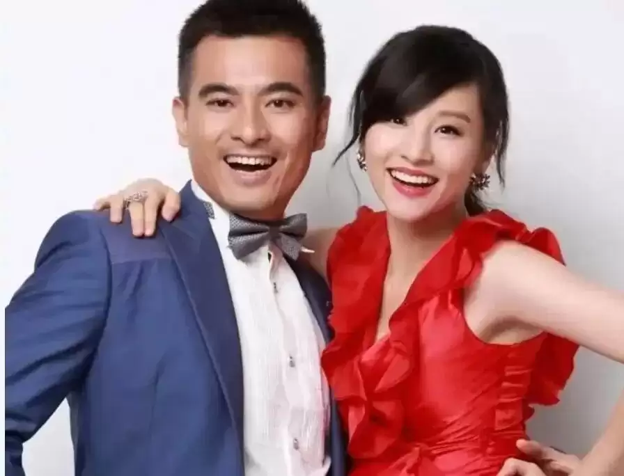 演员陈龙夫妇在医院被偶遇，小伙子推着轮椅引发关注，网友：儿子居然这么大了
New