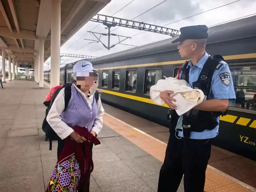 刚满月的儿童被“保姆”抱走？乘坐的火车即将进站，浙江铁警紧急“拦截”
New