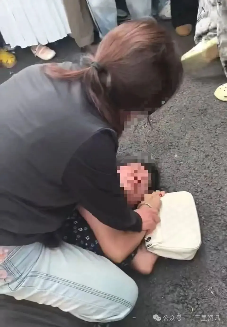 保定一女子当街被殴打扒裤，县公安局回应：正在调查
New