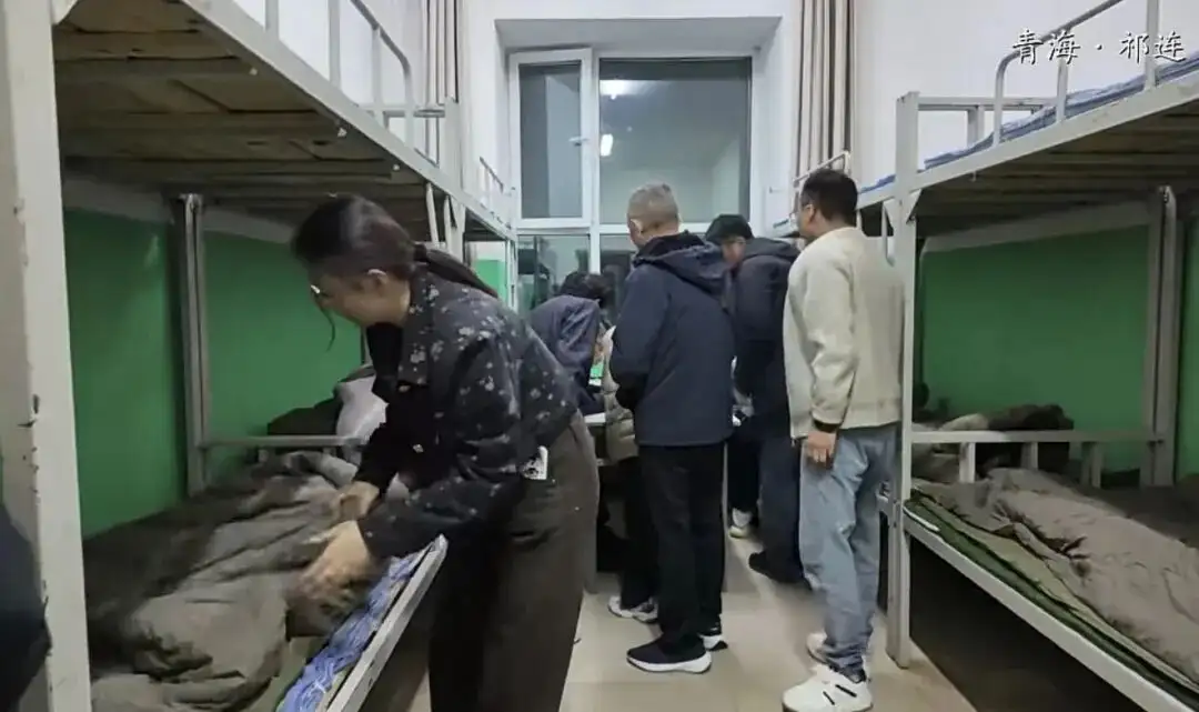 “青海祁连县文旅局长为游客铺床”后续：县政府写信感谢学生，并发放文创礼包
New